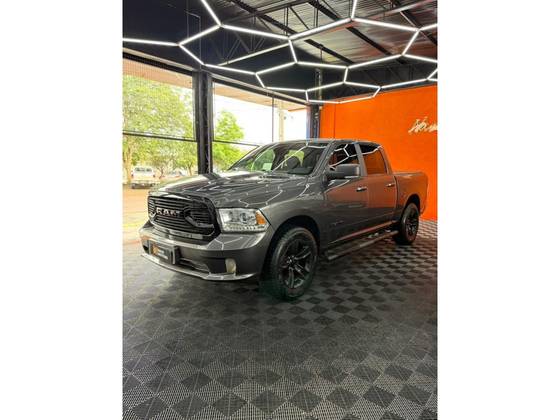 RAM CLASSIC 5.7 V8 GASOLINA LARAMIE NIGHT EDITION CD 4X4 AUTOMÁTICO